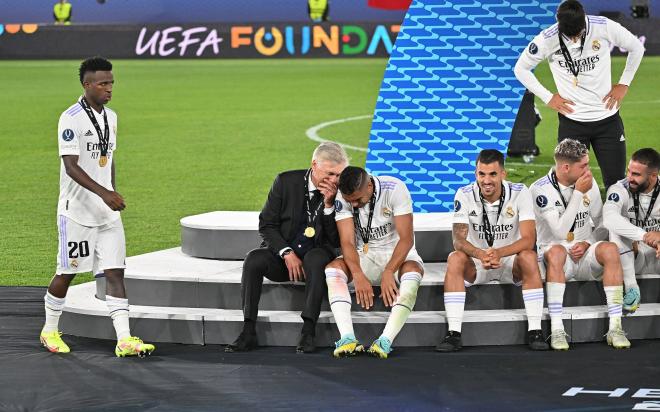 Ancelotti charla con Casemiro, Vini y Ceballos tras la Supercopa del Real Madrid (Foto: Cordon Pres