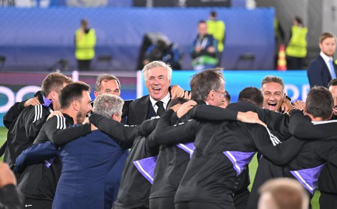 Ancelotti celebra con su cuerpo técnico la Supercopa de Europa ganada con el Real Madrid (Foto: Co
