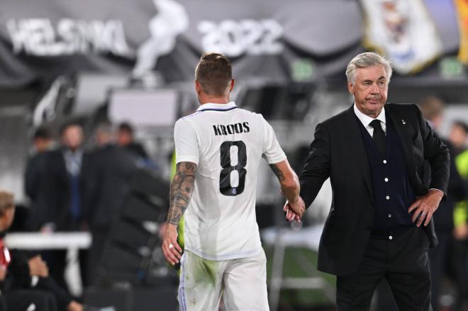 Ancelotti y Kroos se saludan en un partido del Real Madrid (Foto: Cordon Press).