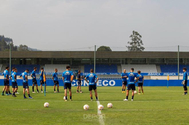 Borja Jiménez dirigiendo un entrenamiento del Deportivo en Abegondo (Foto: RCD)