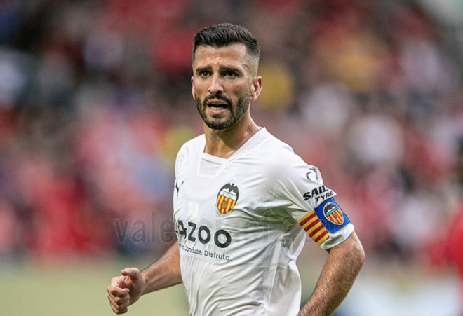 Gayà, capitán del Valencia, no jugará cuatro partidos y peligra su puesto en el Mundial.