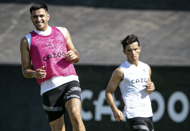 Maxi Gómez, con Hugo Guillamón, en un entrenamiento del Valencia (Foto: Valencia CF).