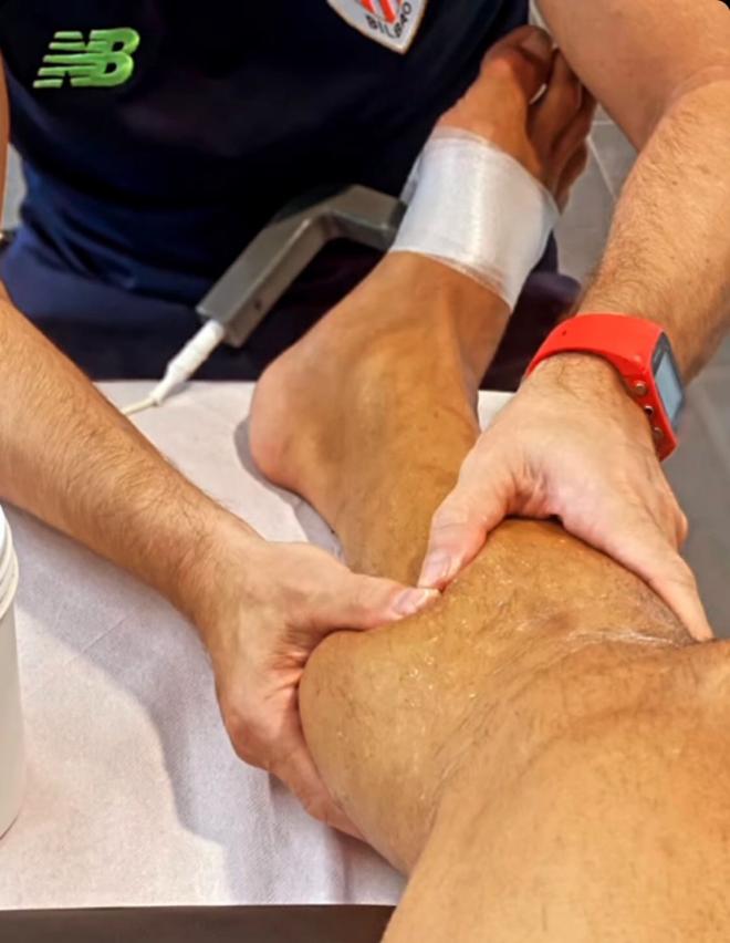 Raúl García se trata este jueves en Lezama de una lesión en el sóleo de su pierna derecha (Foto: Instagram).