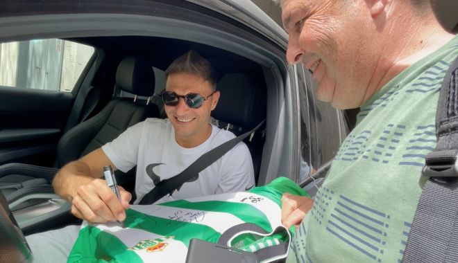 Joaquín Sánchez firma una camiseta.
