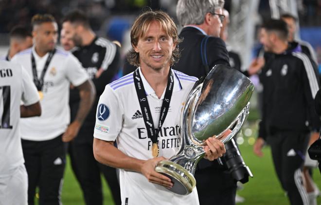 Luka Modric posa con la Supercopa de Europa (Foto: Cordon Press).