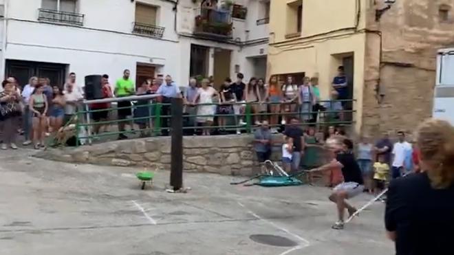 Un participante lanza la carretilla contra el público en el Campeonato Mundial