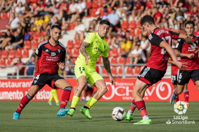 Cristo González, durante el Mirandés-Sporting (Foto: LaLiga).