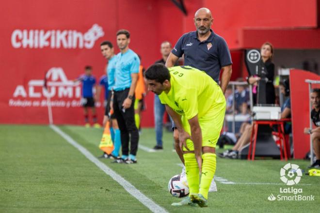 Abelardo mira a Cote durante el Mirandés-Sporting (Foto: LaLiga).