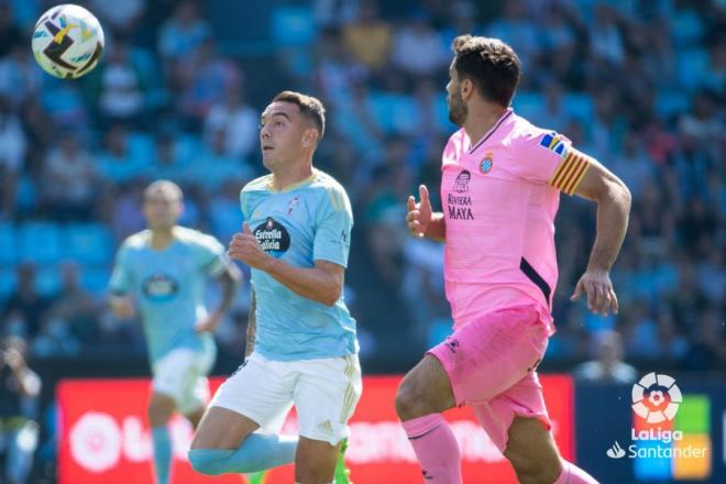 Cabrera corre ante Iago Aspas en el Celta-Espanyol (Foto: LaLiga).