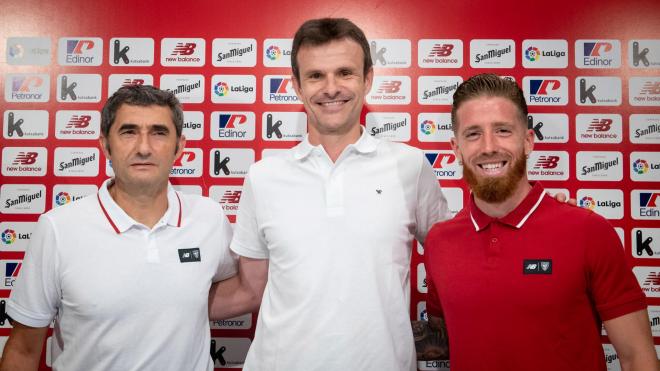 El entrenador, Ernesto Valverde, el presidente Jon Uriarte y el capitán del equipo, Iker Muniain, posan juntos en Lezama (Foto: Athletic Club).