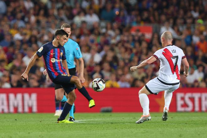 Pedri, ante Isi en el Barcelona-Rayo (Foto: Cordon Press).