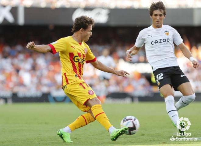 Vázquez debutó como titular ante el Girona en Mestalla. (Foto: LaLiga).