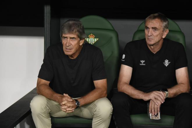 Manuel Pellegrini, entrenador del Betis, junto a Rubén Cousillas (Foto: Kiko Hurtado).