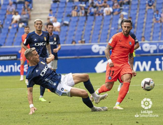 Hugo Rama realiza una entrada durante el Real Oviedo-Andorra (Foto: LaLiga).