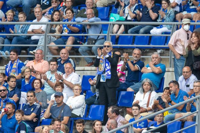 Jesús Martínez, en la grada del Carlos Tartiere con la bufanda del Real Oviedo (Foto: RO)