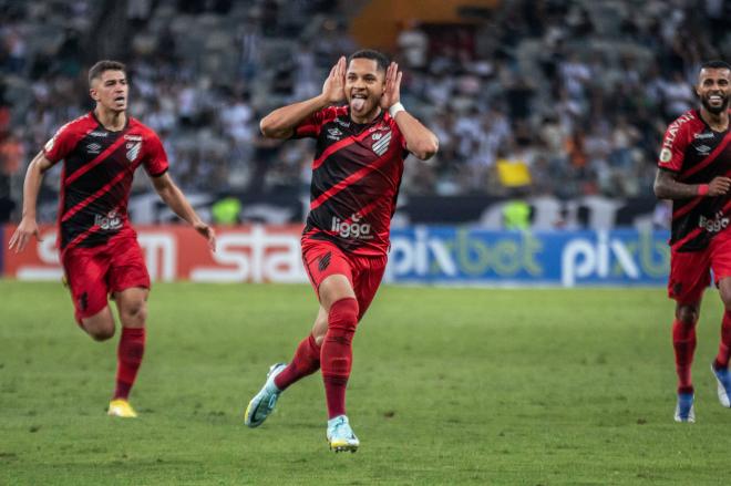 Vitor Roque, pretendido por Joan Laporta, celebra un gol con Athletico Paranaense (Foto: Cordon Press).