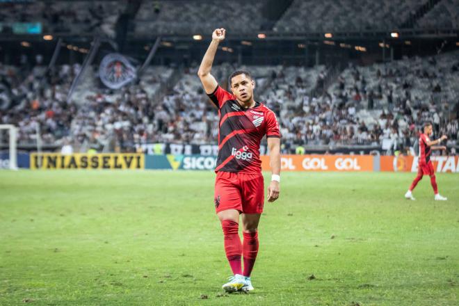 Vitor Roque, pretendido por Joan Laporta, celebra un gol con Athletico Paranaense (Foto: Cordon Press).