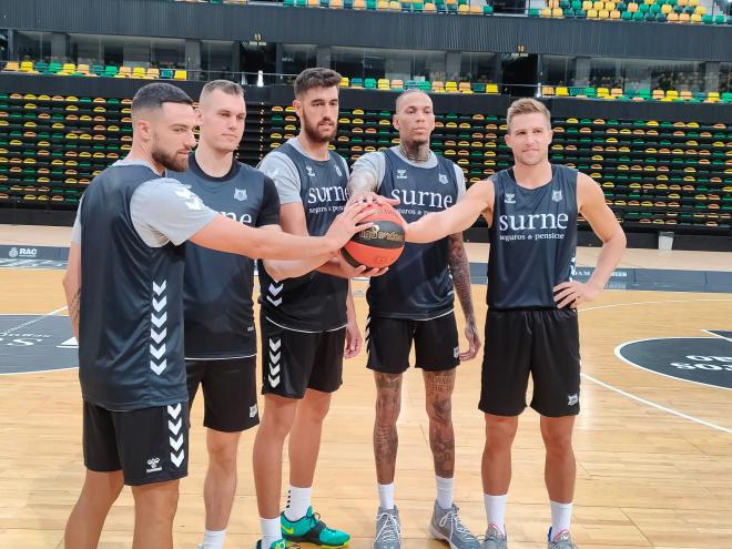 El Surne Bilbao Basket, listo para trabajar en Miribilla con sus caras nuevas (Foto: DMQ Bizkaia).