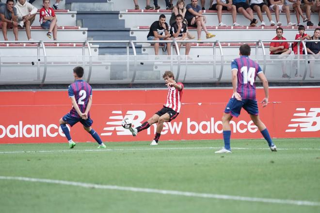 El lateral navarro del Bilbao Athletic Hugo Rincón pone un centro.