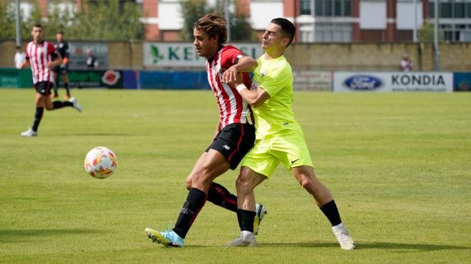 El lateral Hugo Rincón jugando con el Bilbao Athletic en la pretemporada.