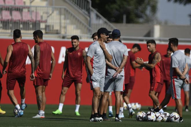 La charla entre Lopetegui y Ocampos y un juego por equipos que ha desatado las risas en el entrenam