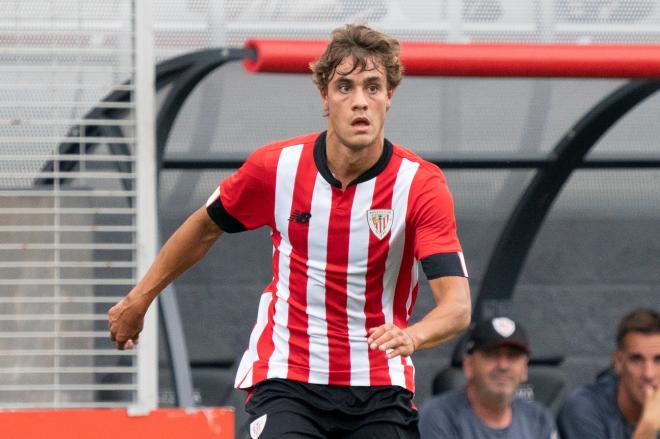 El lateral navarro del Bilbao Athletic Hugo Rincón es todo poderío en el terreno de juego.