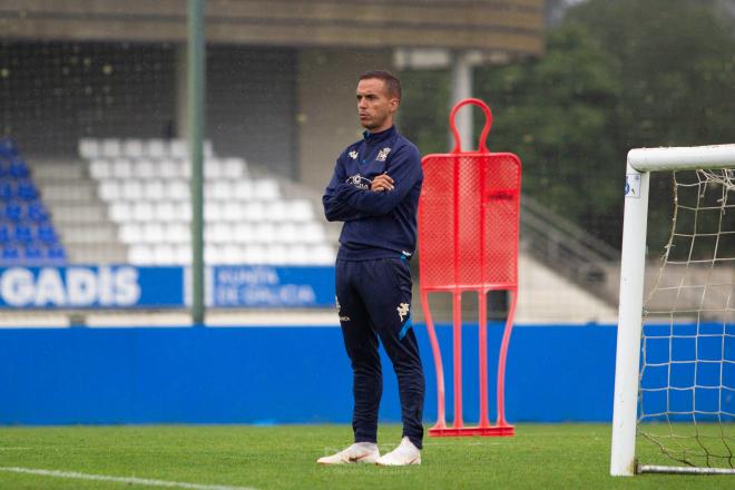 Borja Jiménez dirigiendo un entrenamiento del Deportivo en Abegondo (Foto: RCD)