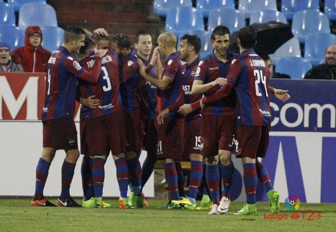 El Levante celebra el gol de Roger contra el Zaragoza en La Romareda. (Foto: Levante UD)