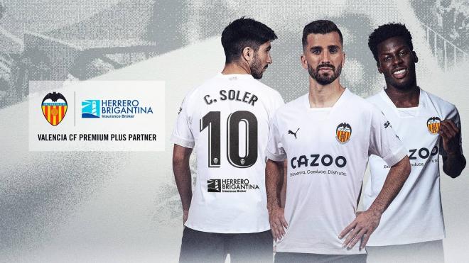 El primer gesto de Layhoon: presentar el nuevo sponsor para la camiseta del Valencia con leyendas