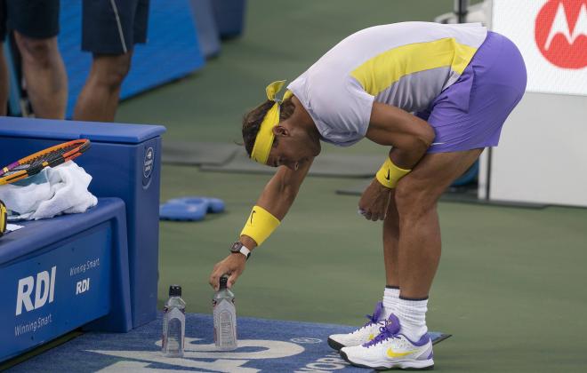 Rafa Nadal, colocando sus botellas en Cincinnati 2022 (Foto. Cordon Press).