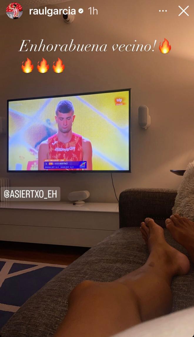 El jugador del Athletic Club Raúl García felicita a su paisano de Zizur Mayor, el atleta Asier Martínez.