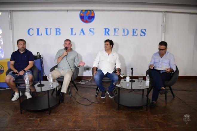 Vizcaíno, Contreras y Sergio González, en una charla-coloquio (Foto: Cádiz CF).
