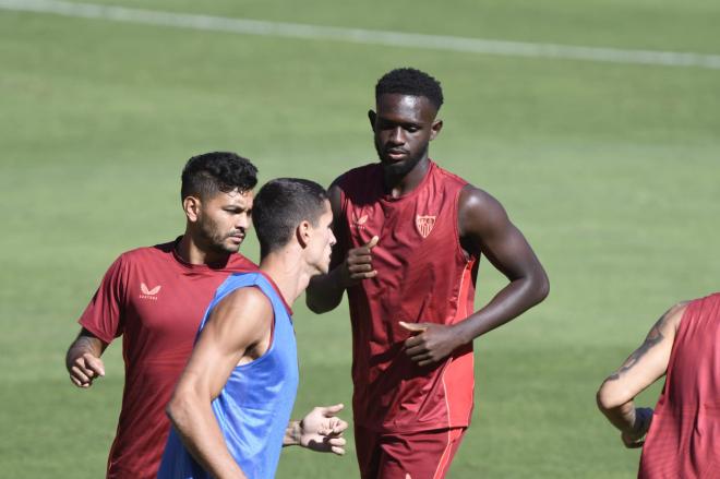 Nianzou, en el entrenamiento del Sevilla (Foto: Kiko Hurtado).