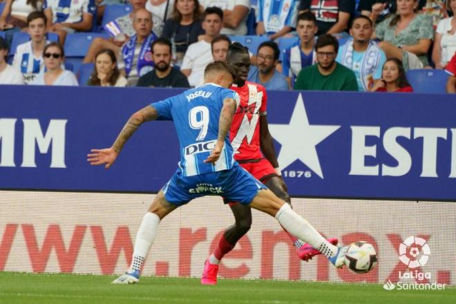 Pathé Ciss pasa delante de Joselu en el Espanyol-Rayo (Foto: LaLiga).