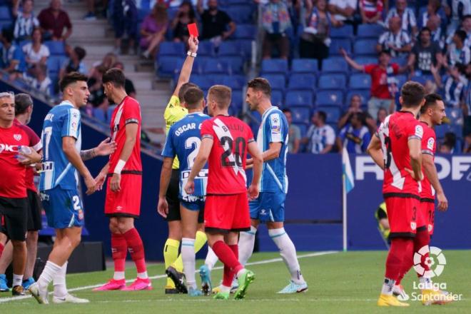Sergi Gómez ve la tarjeta roja en el Espanyol-Rayo (Foto: LaLiga).