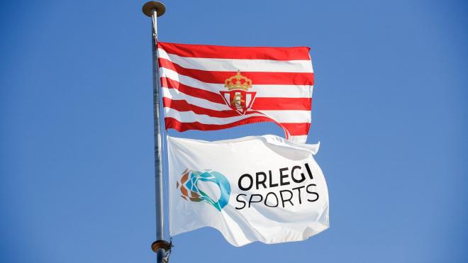 Mástil de Mareo con las banderas del club y del Grupo Orlegi. (Foto: Sporting de Gijón)