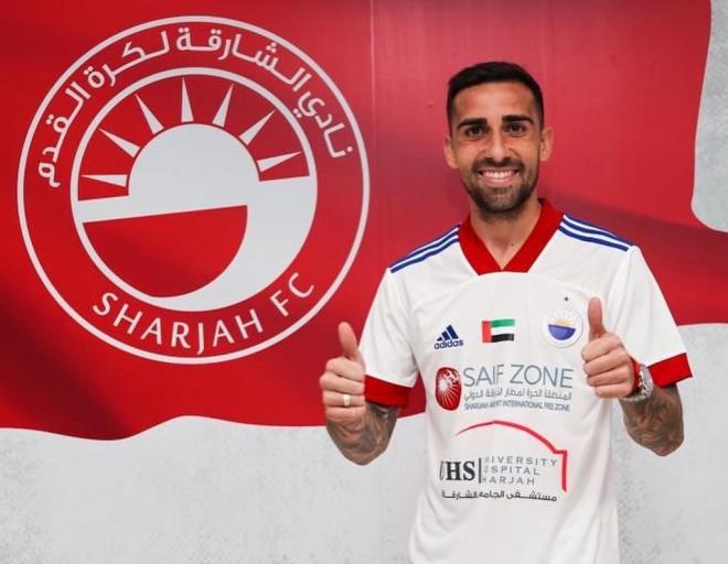 Paco Alcácer ya posaba con la camiseta del Al Sharjah.