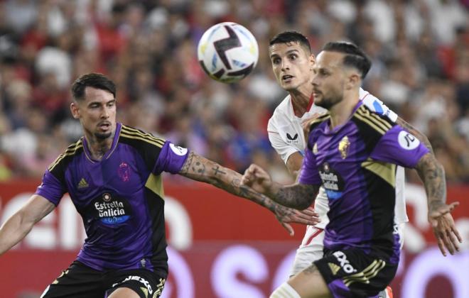 Iván Sánchez y Luis Pérez protegen el balón durante el Sevilla-Real Valladolid (Foto: Kiko Hurtado).