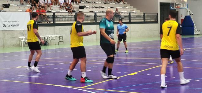 Una jugada del partido ante el BM Guadalajara.