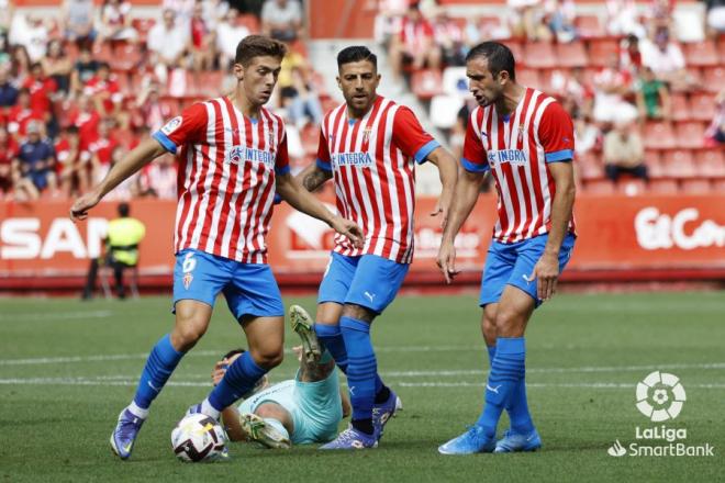 Gragera, Zarfino e Izquierdoz pelean un balón durante el Sporting-Andorra (Foto: LaLiga).