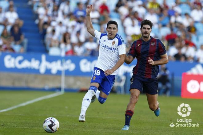 Gonzalo Melero persigue a un rival durante el Real Zaragoza-Levante (Foto: LaLiga).