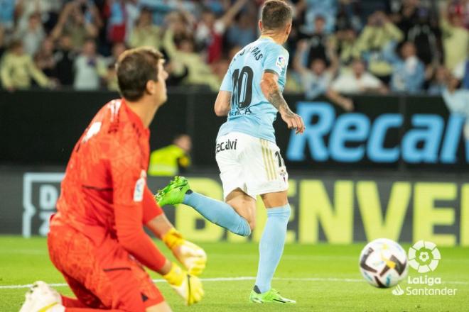 Aspas celebra su gol de penalti ante Courtois (Foto: LaLiga)