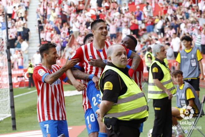 Celebración del segundo gol de Djuka durante el Sporting-Andorra (Foto: LaLiga).