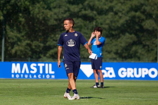 Borja Jiménez dirigiendo un entrenamiento del Deportivo en Abegondo (Foto: RCD)