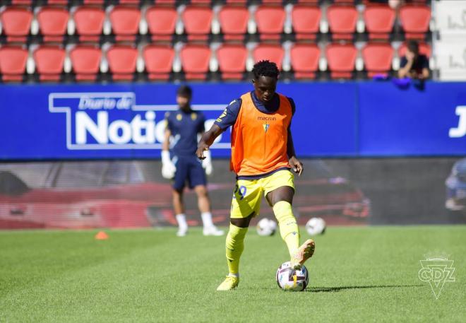 El canterano Diarra calienta sobre el césped de El Sadar (Foto: Cádiz CF)