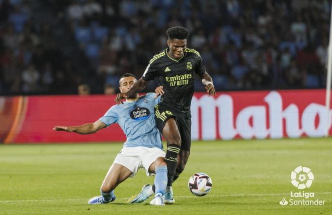 Hugo Mallo presiona a Tchouameni en el Celta-Real Madrid (Foto: LaLiga)