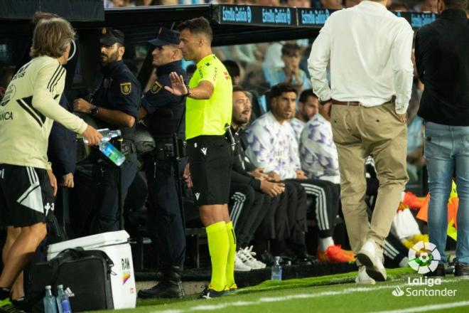 Gil Manzano comprueba en el VAR el penalti de Tapia en el Celta-Real Madrid (Foto: LaLiga)