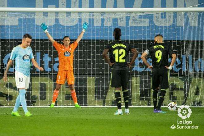 Marchesín, ante Benzema en el Celta-Real Madrid (Foto: LaLiga)