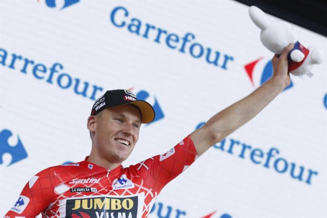 Mike Teunissen sube al podio como líder en la segunda vuelta (FOTO: EFE).