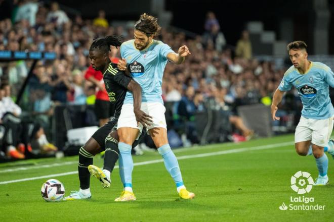 Paciencia y Camavinga disputan un balón en el Celta-Real Madrid (Foto: LaLiga)